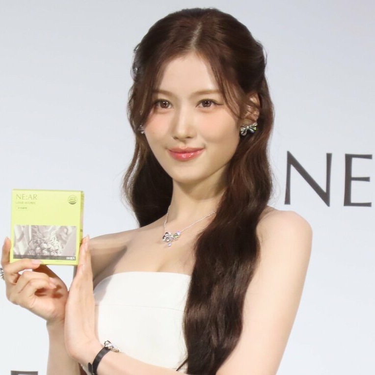 Potret di balik layar Sana (TWICE)