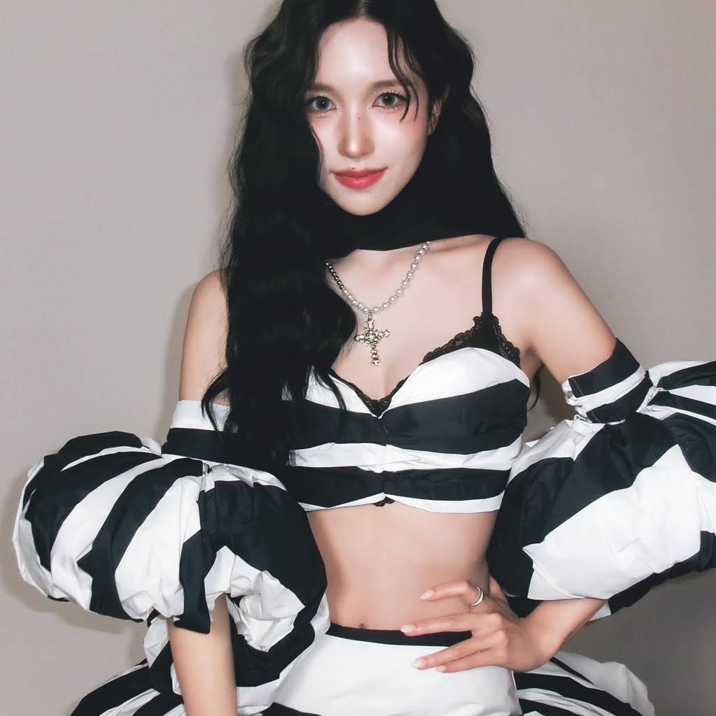 Potret di balik layar Sana (TWICE)