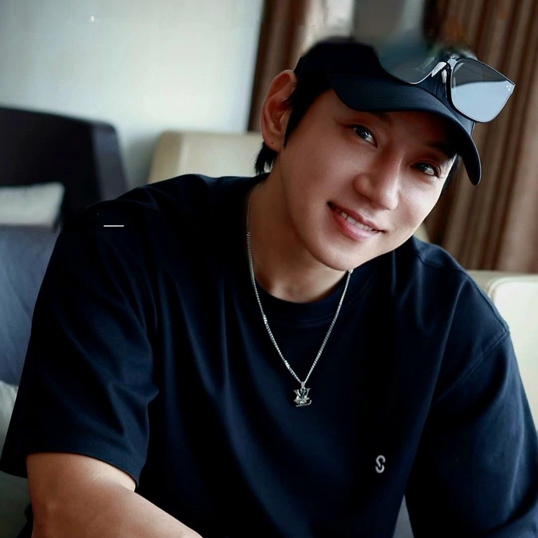 Recent activity shot of Hwang Chiyeol