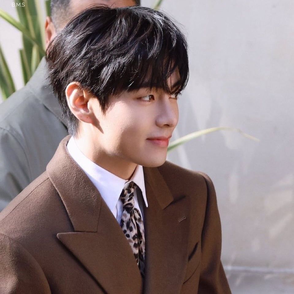뷔 (방탄소년단)의 최신 사진