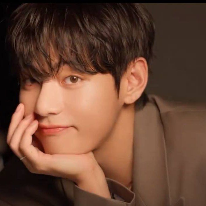 V (防彈少年團)的最新照片