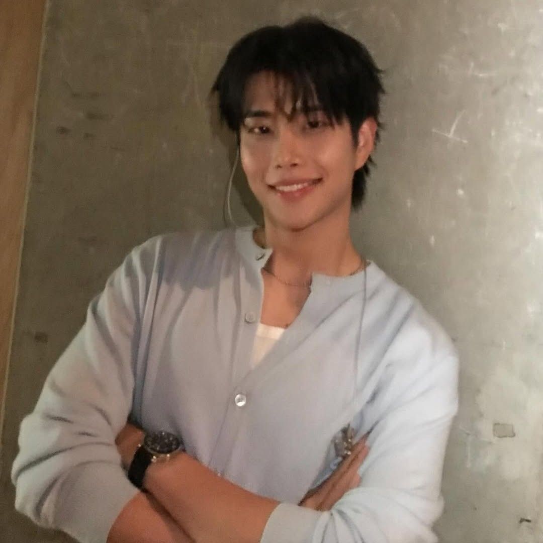 A moment captured by MJ (ASTRO)'s fan
