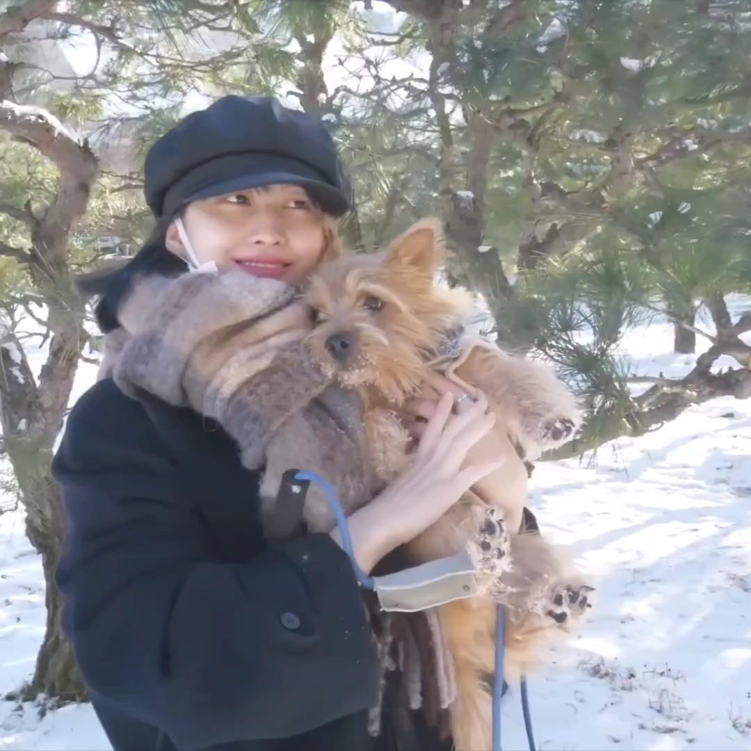 Behind-the-scenes cut of Momo (TWICE)