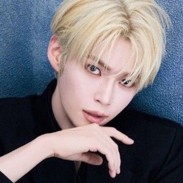 Potret di balik layar Sung Hanbin (ZEROBASEONE)