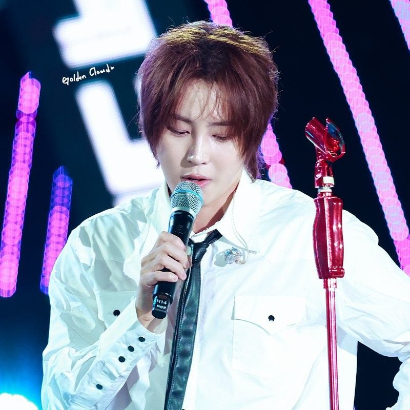 A moment captured by Ha Sungwoon's fan