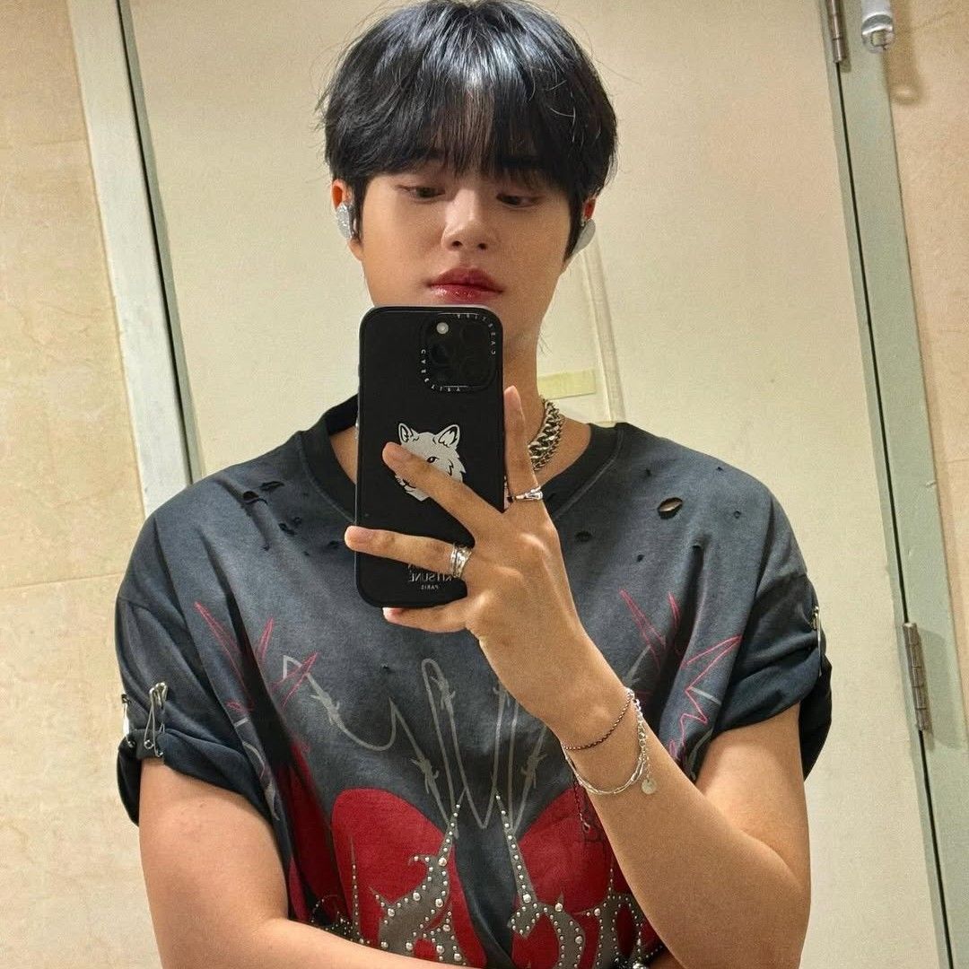 A moment captured by Lee Daehwi (AB6IX)'s fan