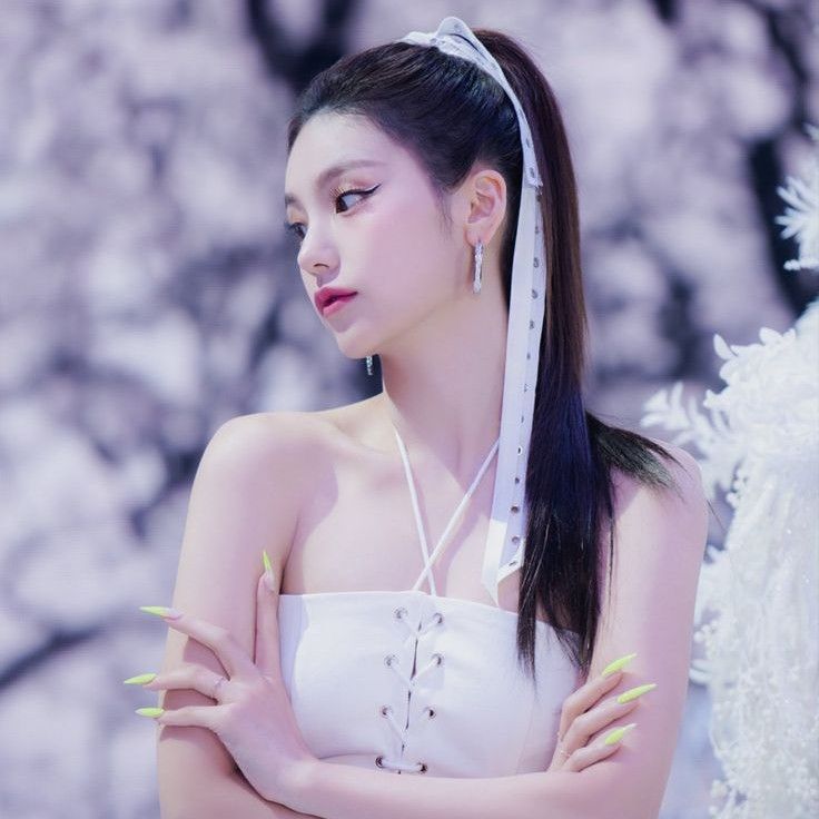 Recent activity shot of Yeji (ITZY)