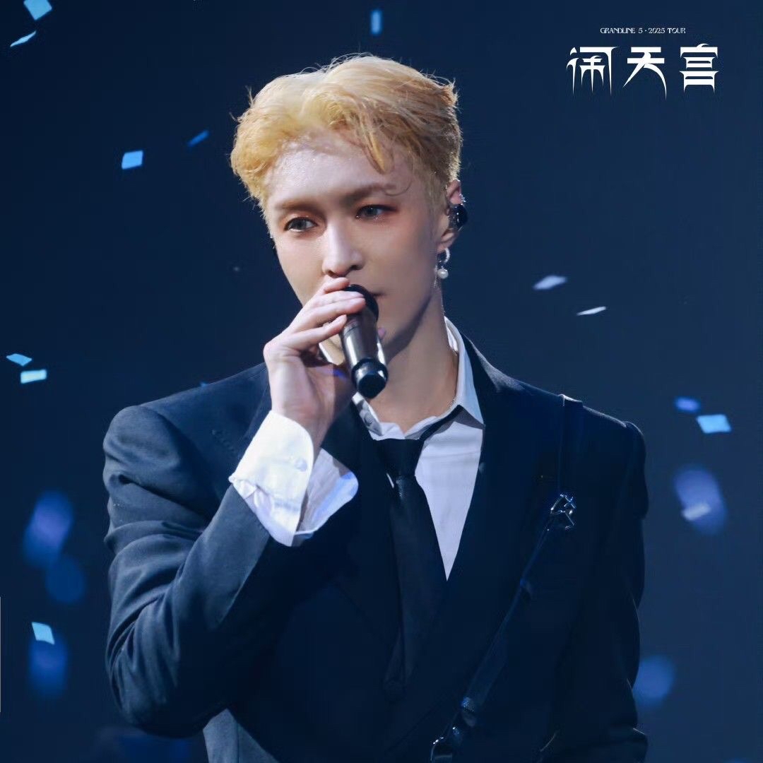 A moment captured by Lay (EXO)'s fan