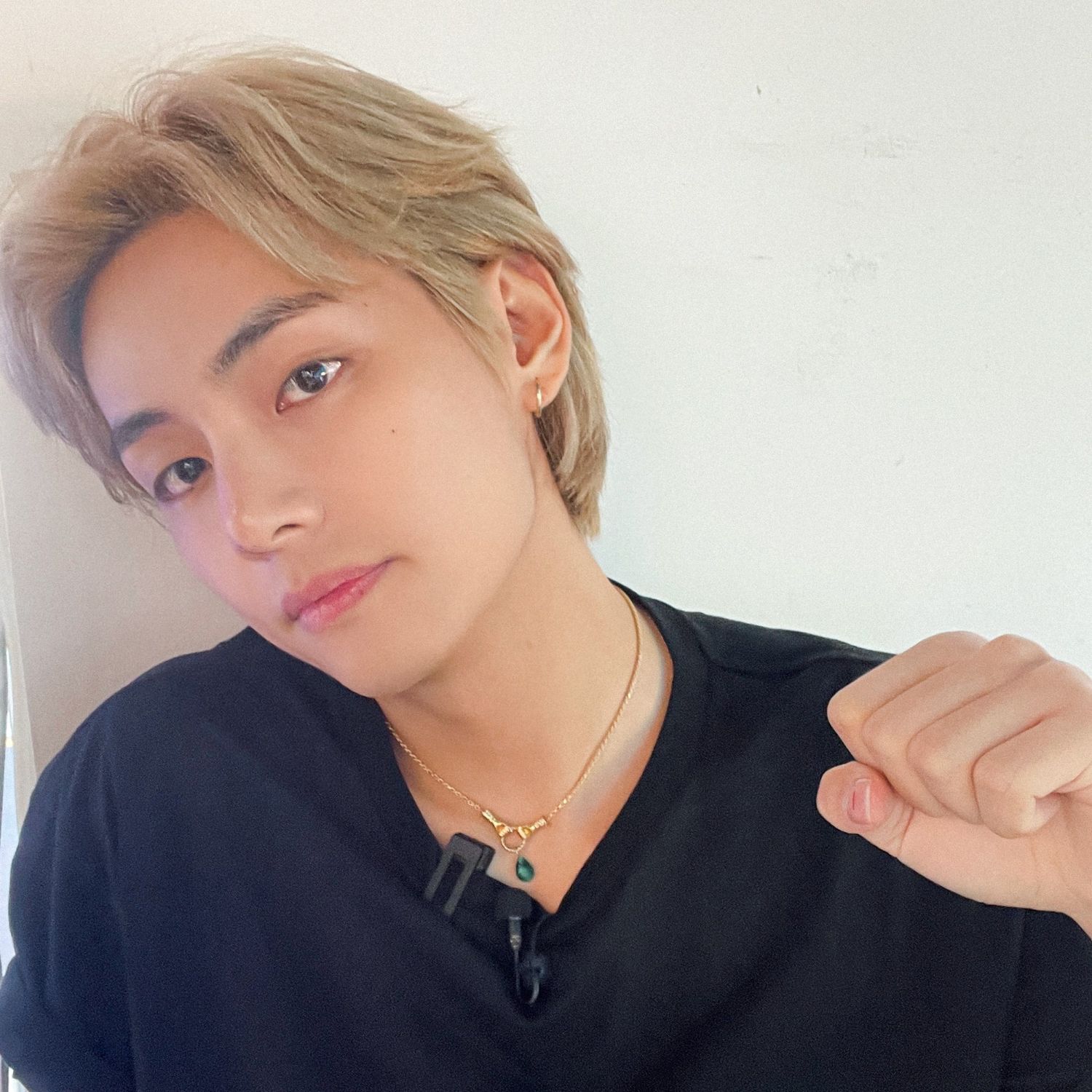 Foto aktivitas terbaru V (BTS)