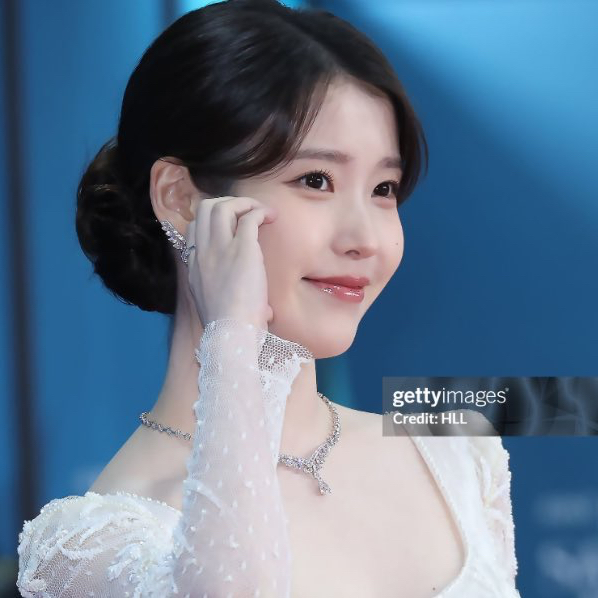 Behind-the-scenes cut of IU