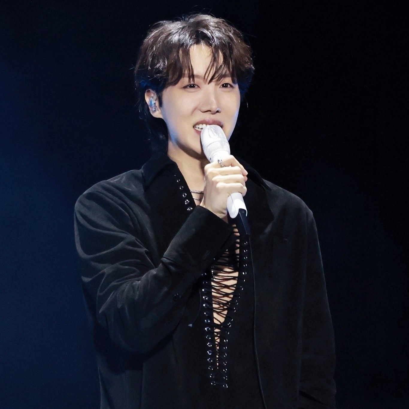 Momen yang diabadikan oleh penggemar j-hope (BTS)