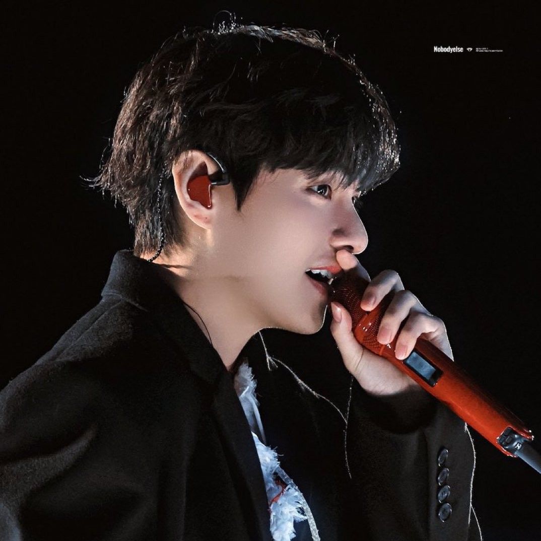 Behind-the-scenes cut of V (BTS)