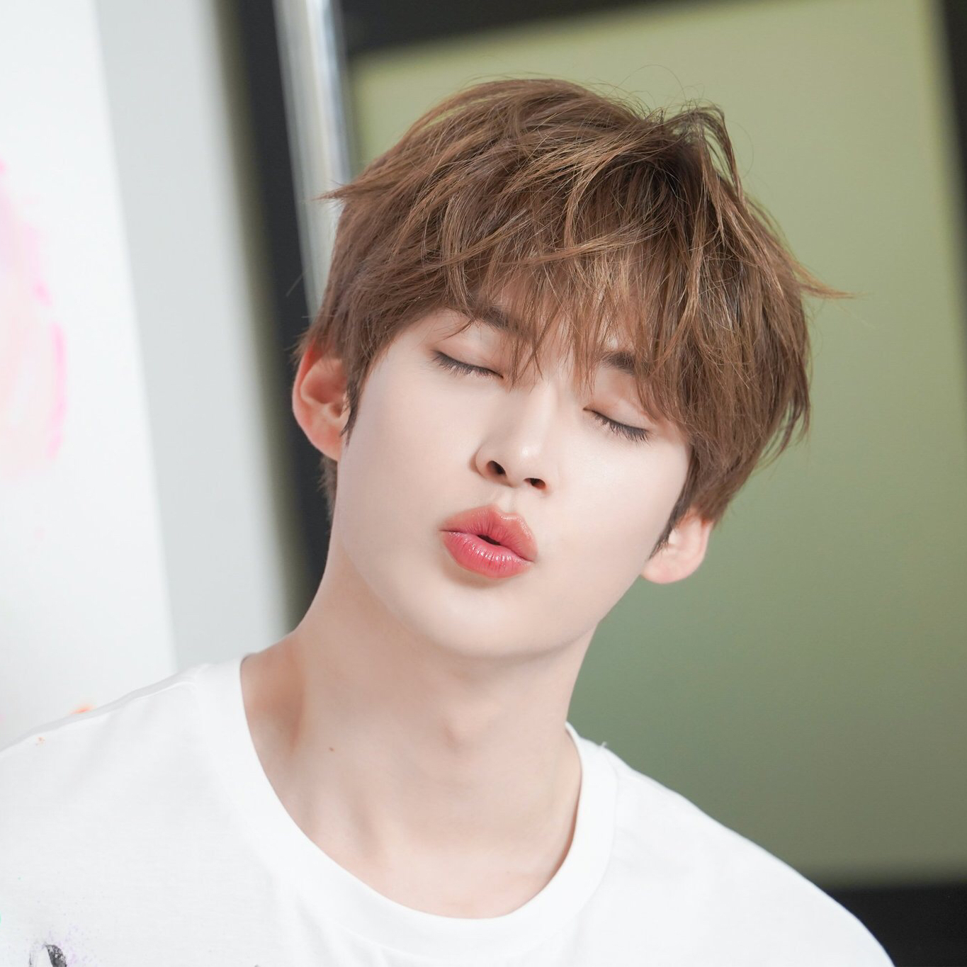 Behind-the-scenes cut of Sung Hanbin (ZEROBASEONE)