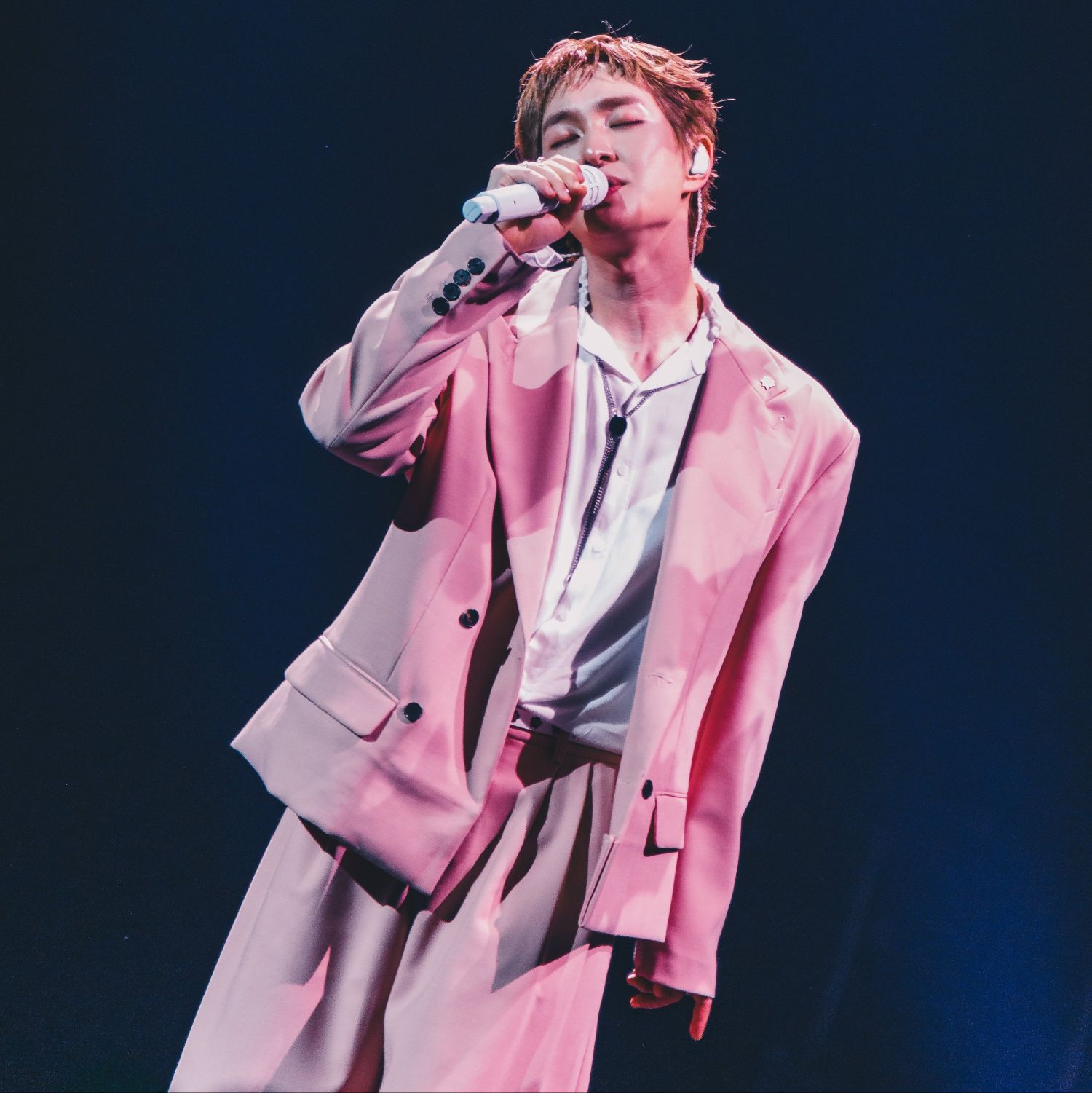 A moment captured by Onew (SHINee)'s fan