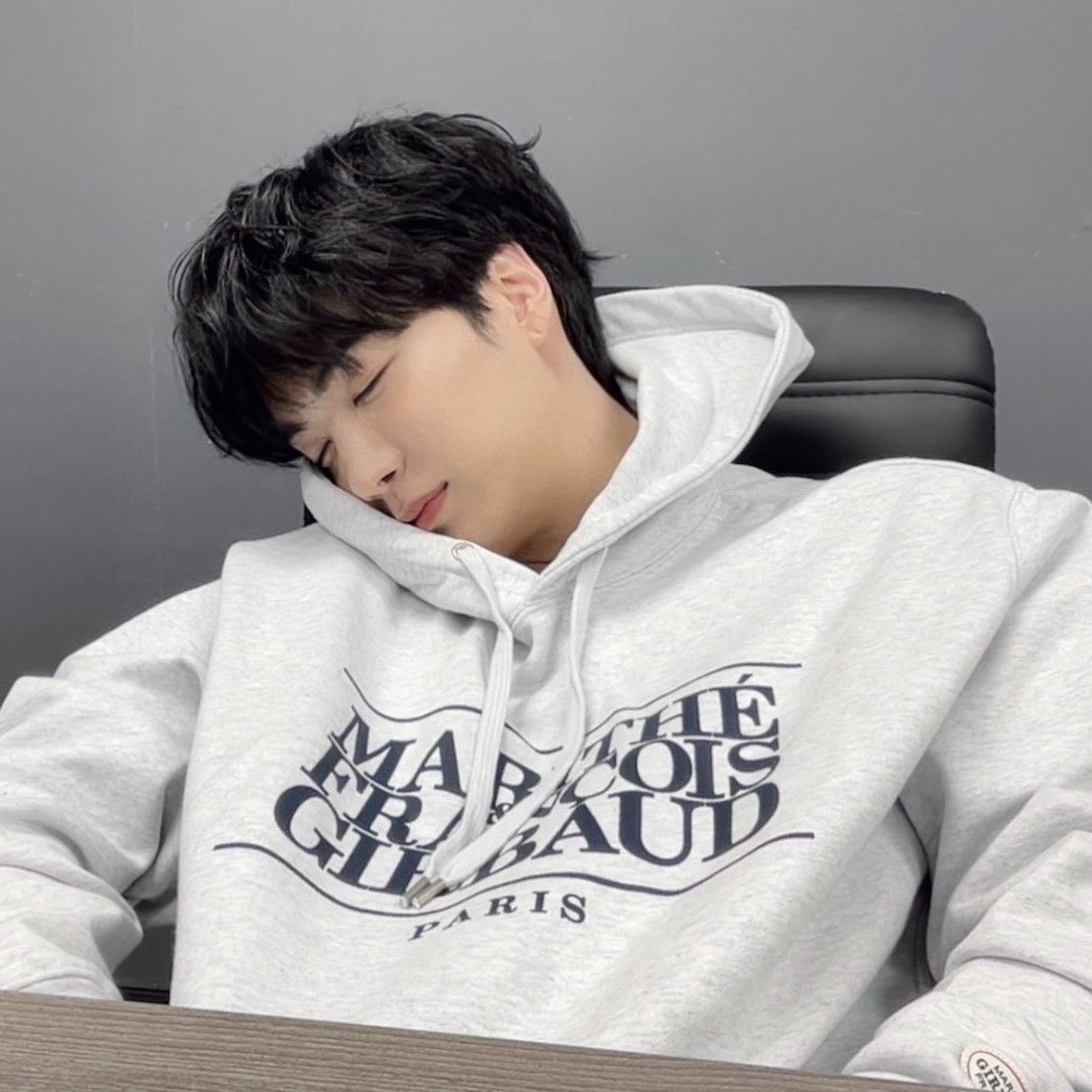 Behind-the-scenes cut of Kim Jonghyeon
