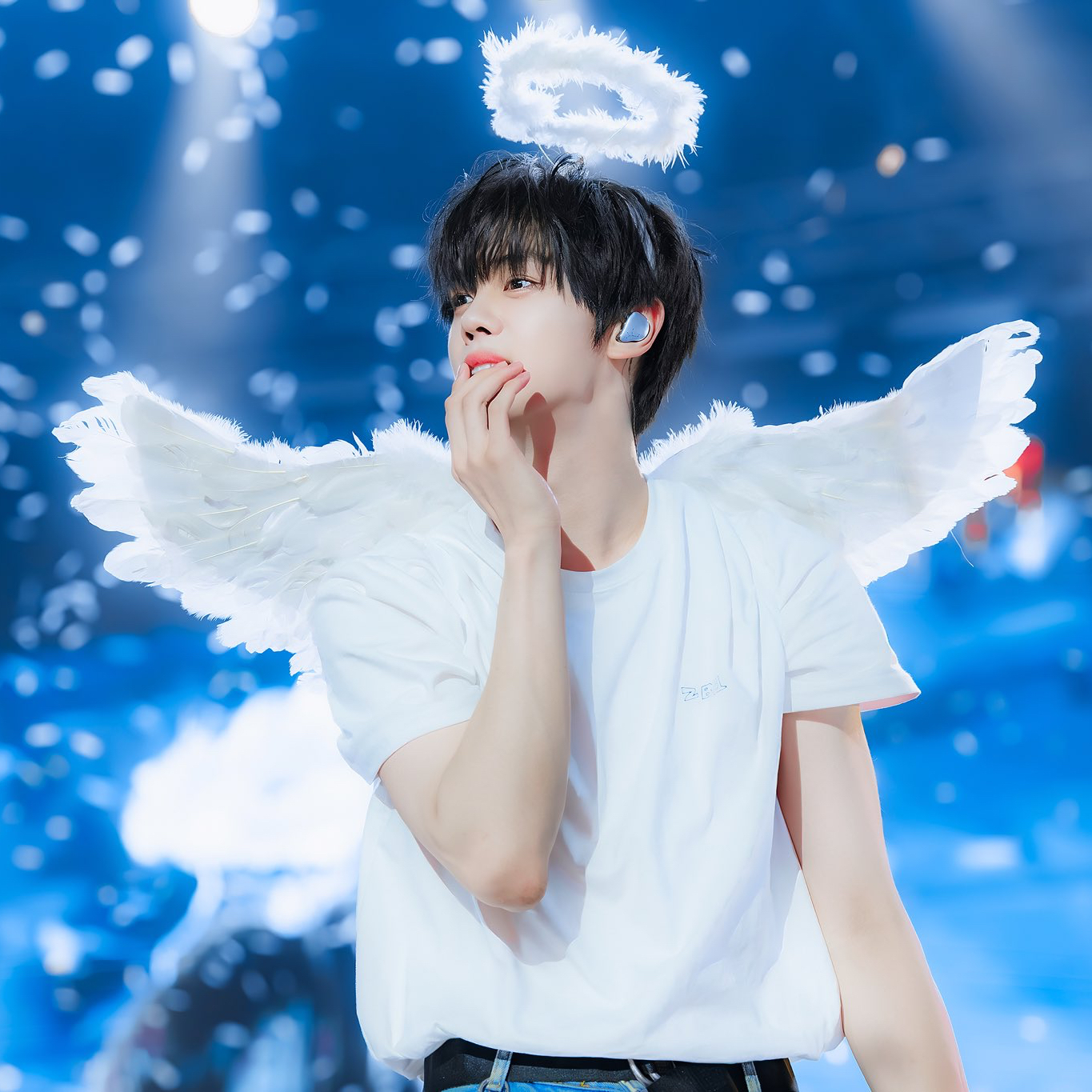 Recent activity shot of Kim Gyuvin (ZEROBASEONE)