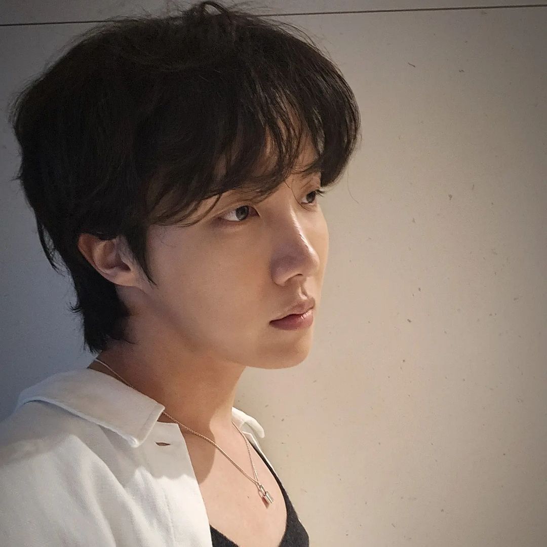 Foto aktivitas terbaru j-hope (BTS)