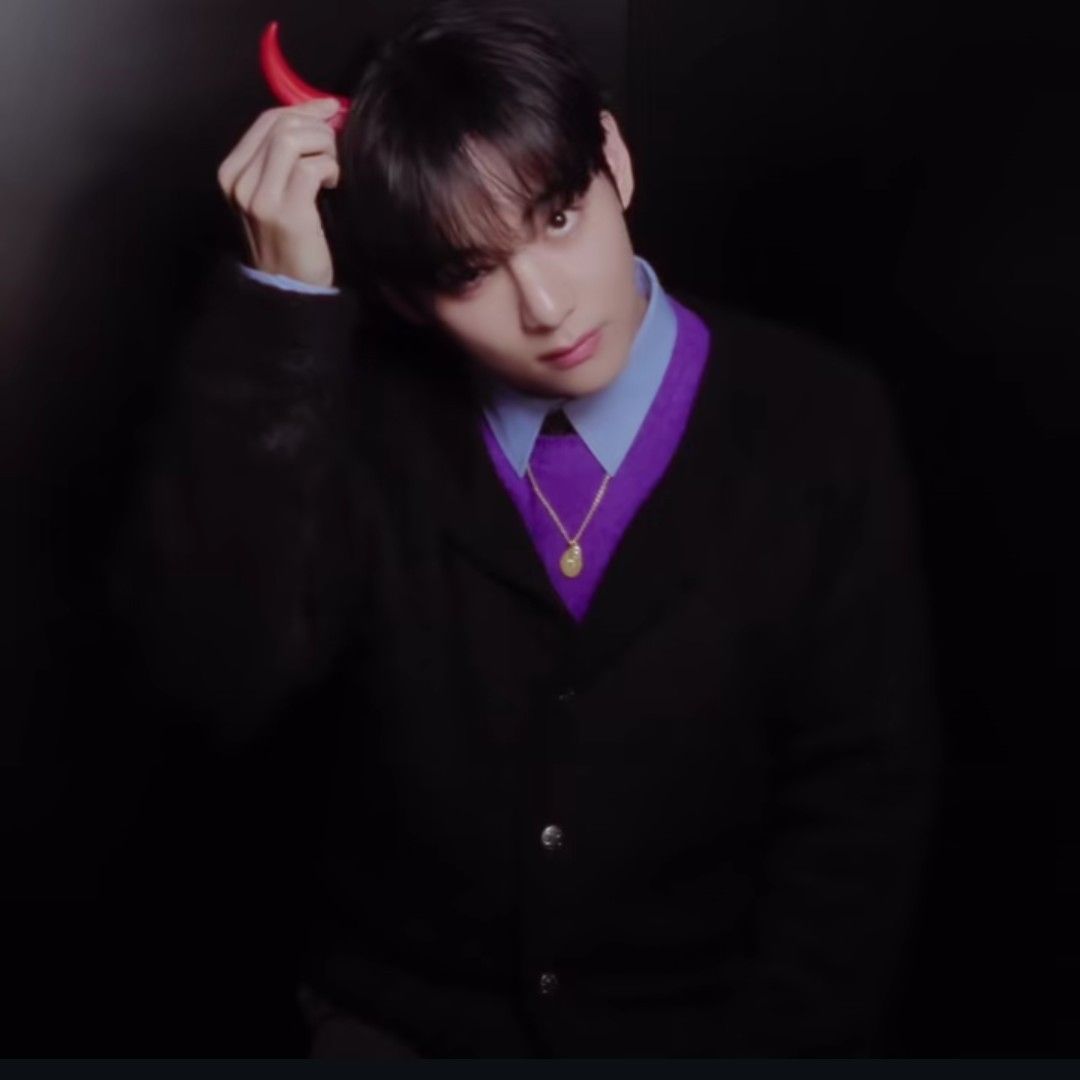 Behind-the-scenes cut of V (BTS)