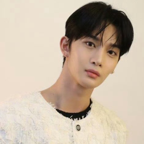 Behind-the-scenes cut of Bae Jinyoung