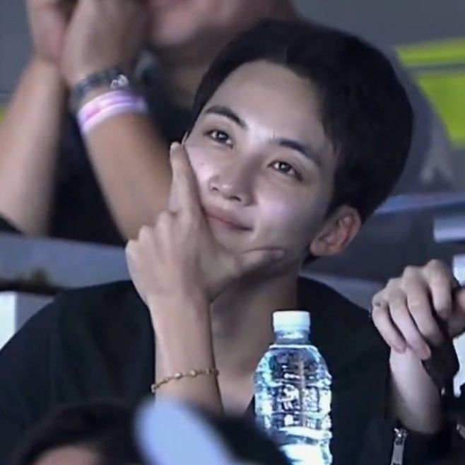 A moment captured by Jeonghan (SEVENTEEN)'s fan