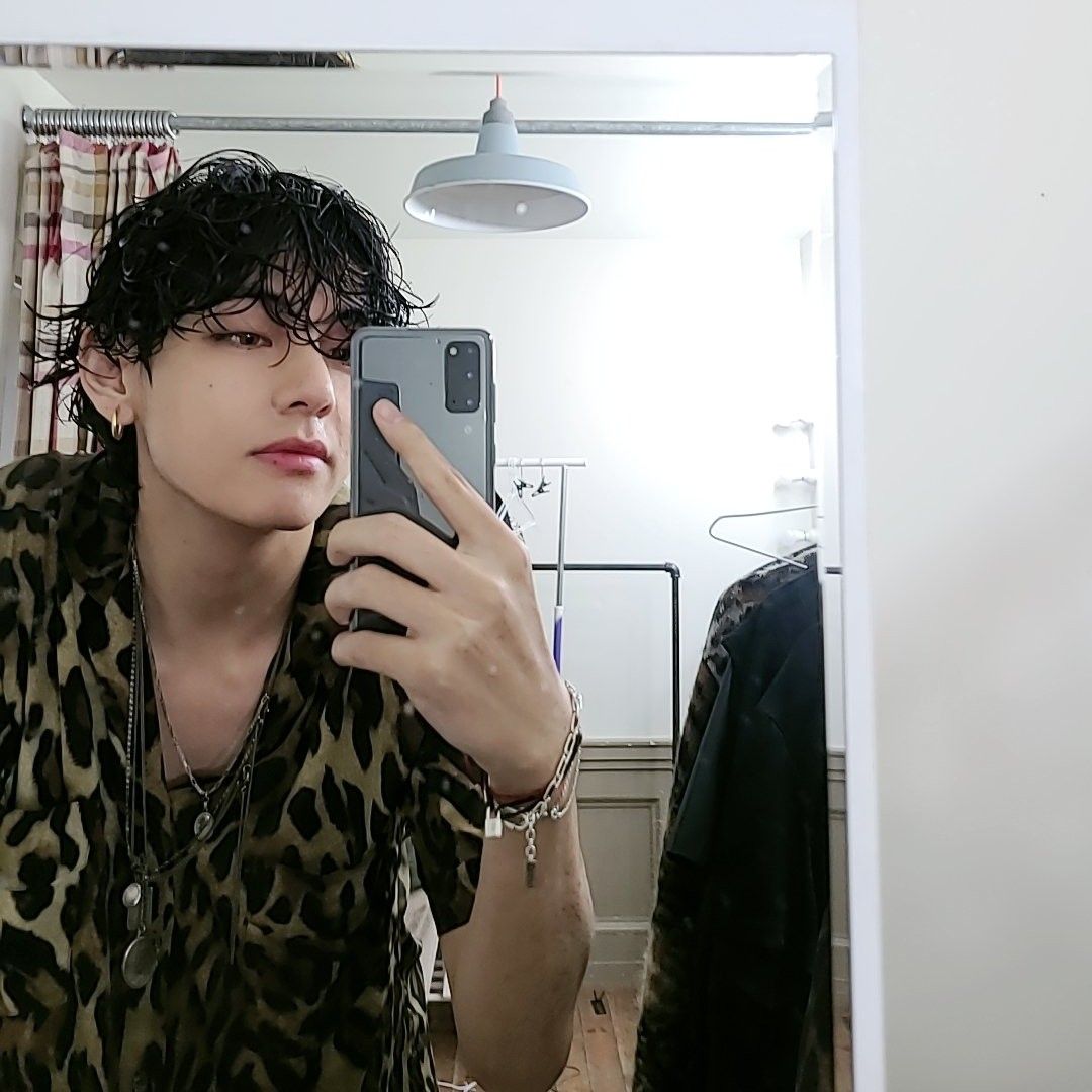 V (防彈少年團)的最新照片