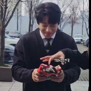 A moment captured by Hwang Chiyeol's fan