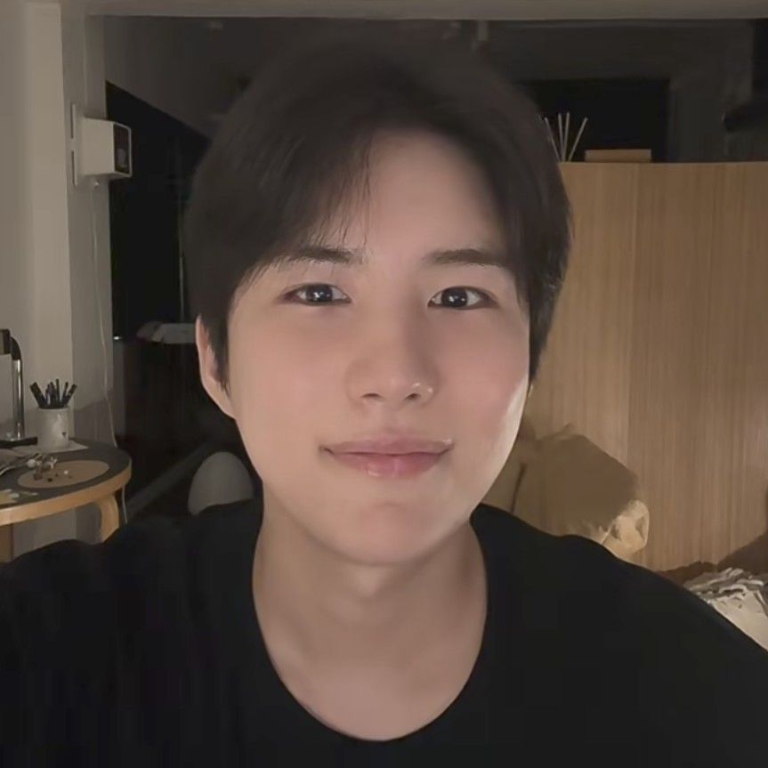 A moment captured by Wow (A.C.E)'s fan