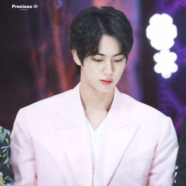 Foto aktivitas terbaru Jin (BTS)