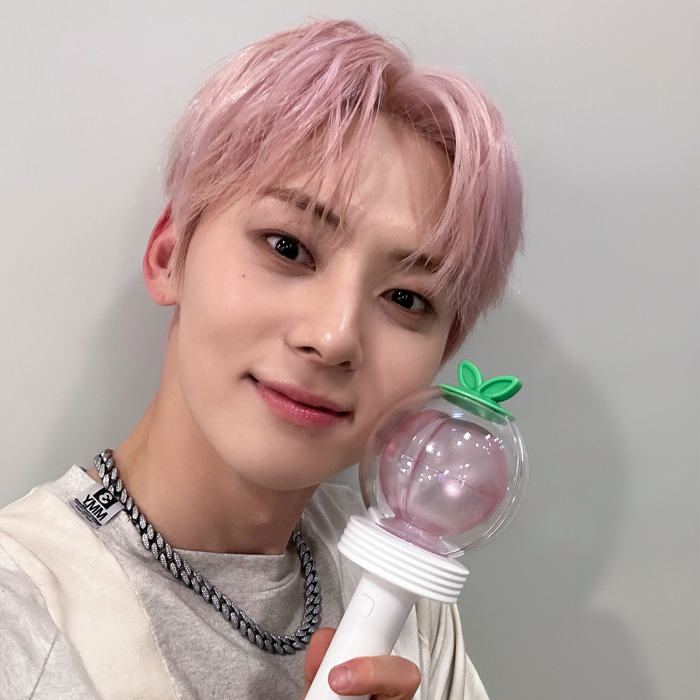 A moment captured by Hwang Minhyun's fan