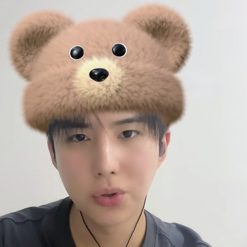 A moment captured by Wow (A.C.E)'s fan