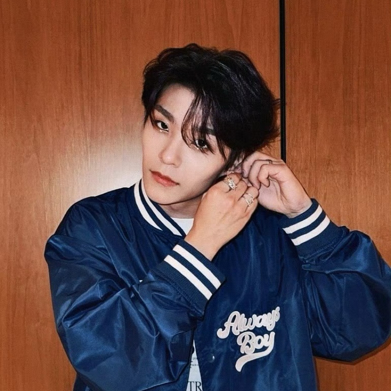 A moment captured by He Xinlong (ALPHA DRIVE ONE)'s fan