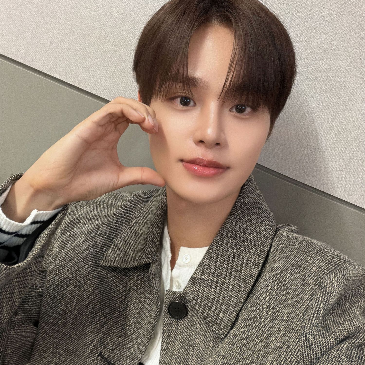 A moment captured by Lee Daehwi (AB6IX)'s fan