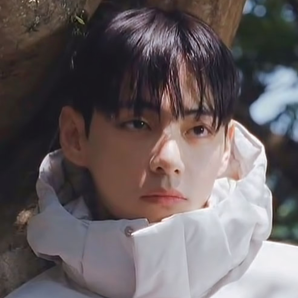 뷔 (방탄소년단)의 최신 사진