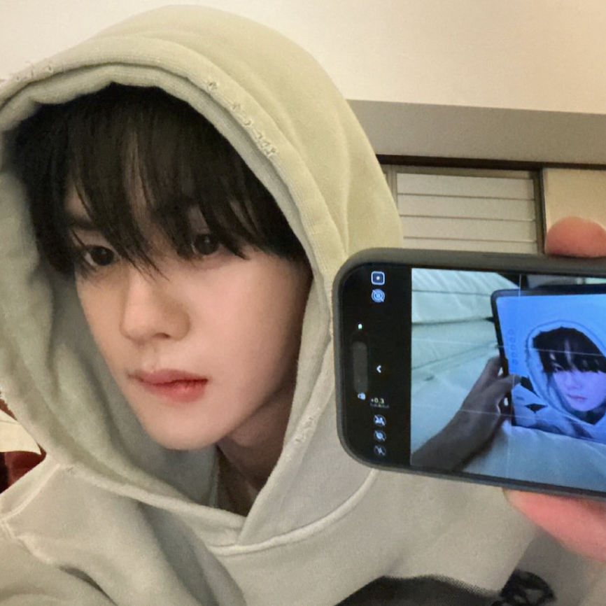 A moment captured by Kim Gyuvin (ZEROBASEONE)'s fan