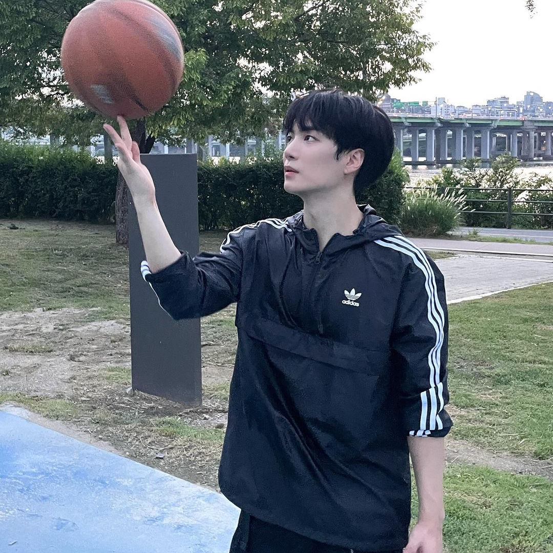 A moment captured by Kim Jonghyeon's fan