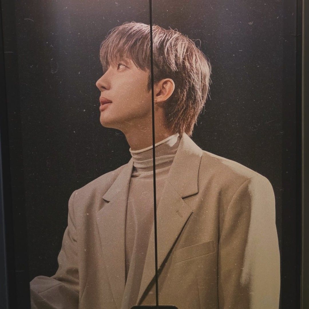 A moment captured by Hui (PENTAGON)'s fan