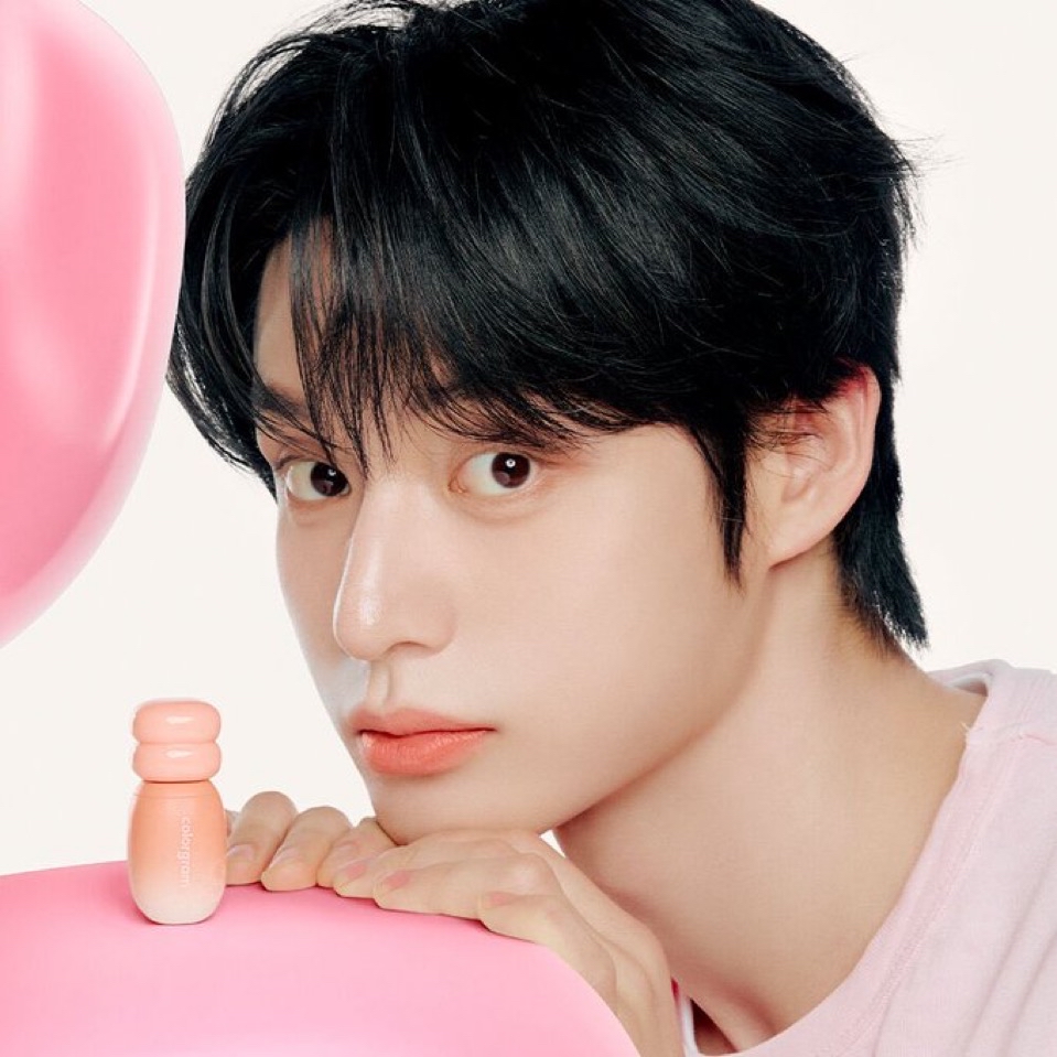 Behind-the-scenes cut of Kim Jiwoong (ZEROBASEONE)