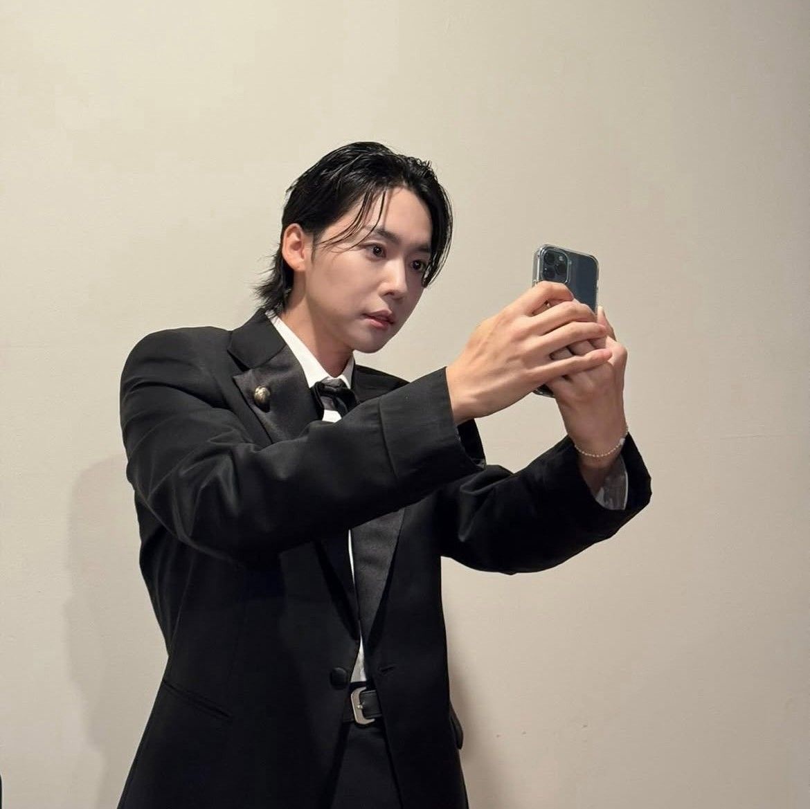 Behind-the-scenes cut of Jinwoo (WINNER)