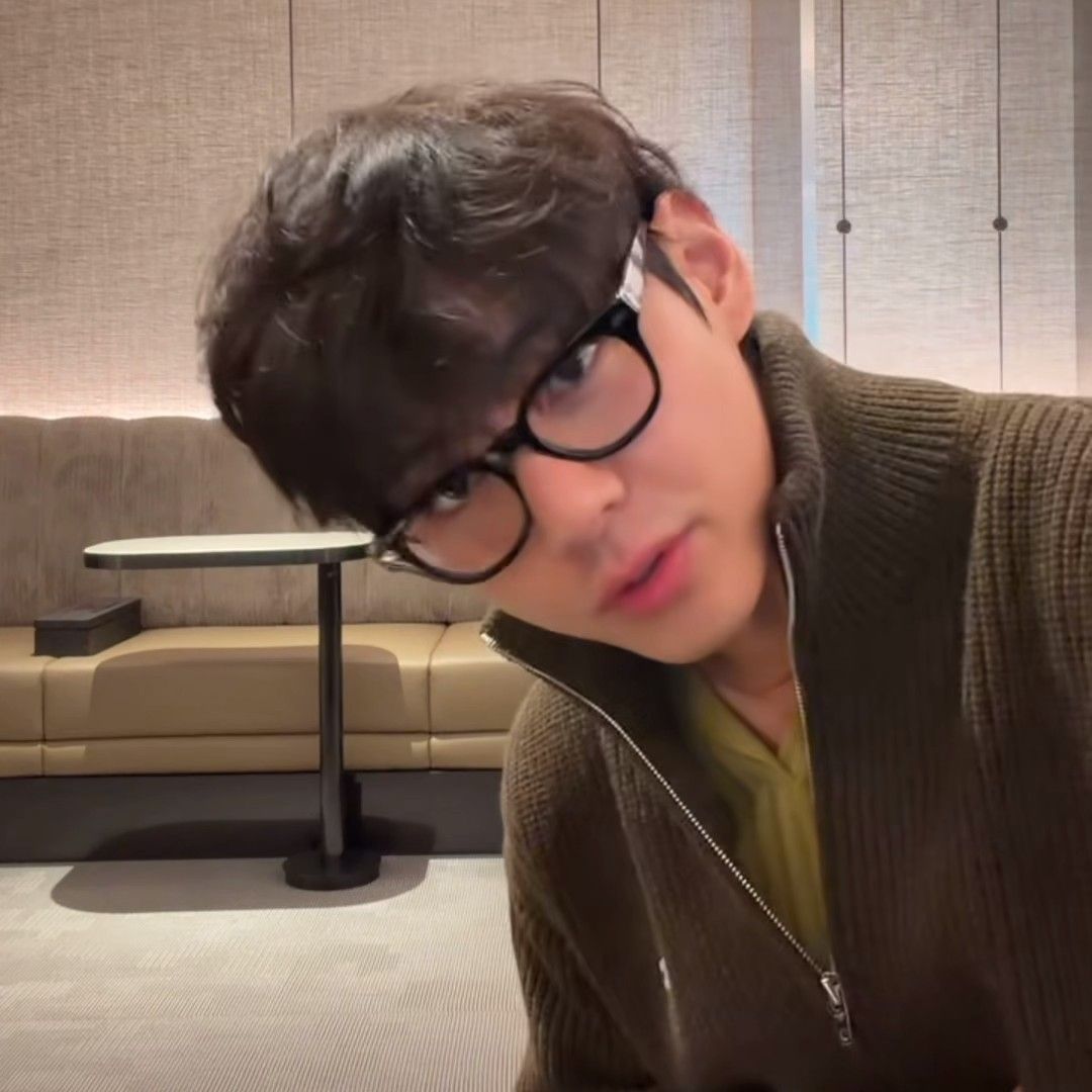 뷔 (방탄소년단) 최근 활동샷