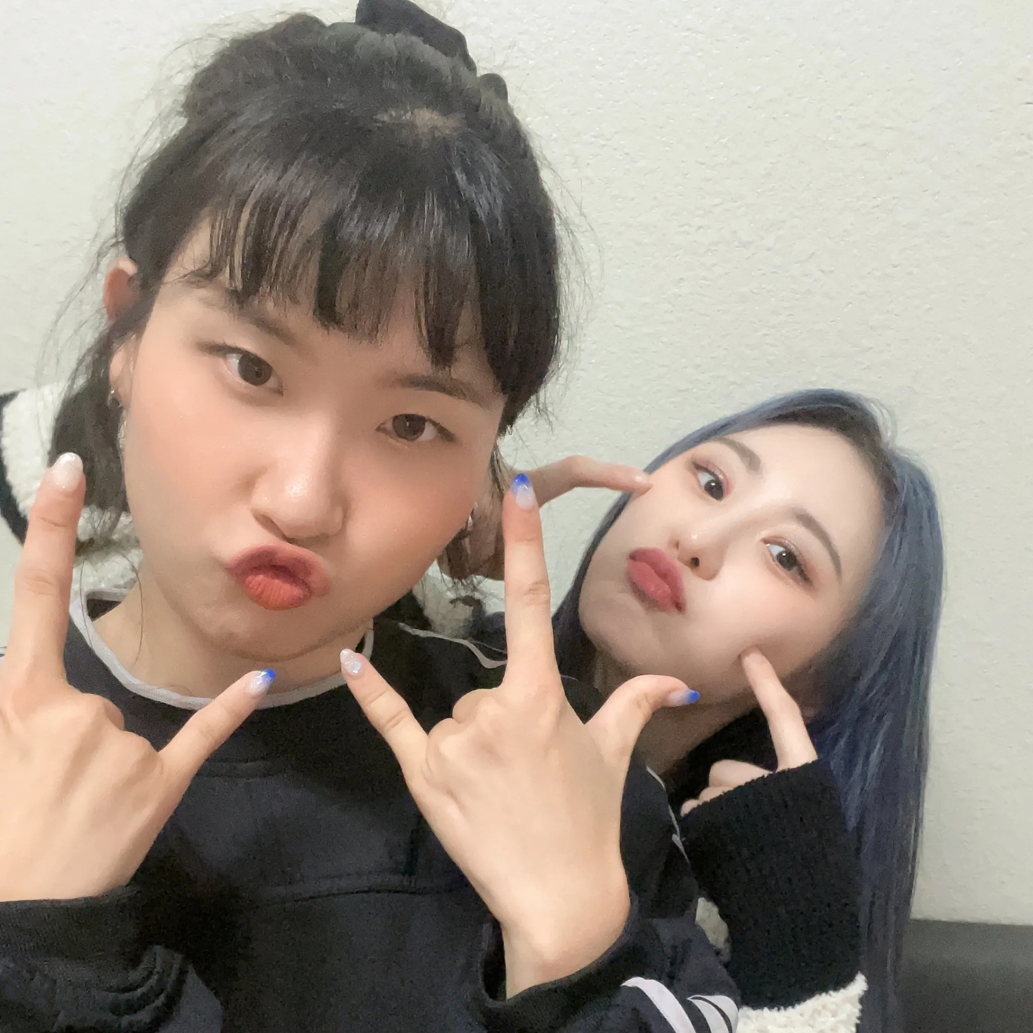 A moment captured by Lee Chaeyeon's fan