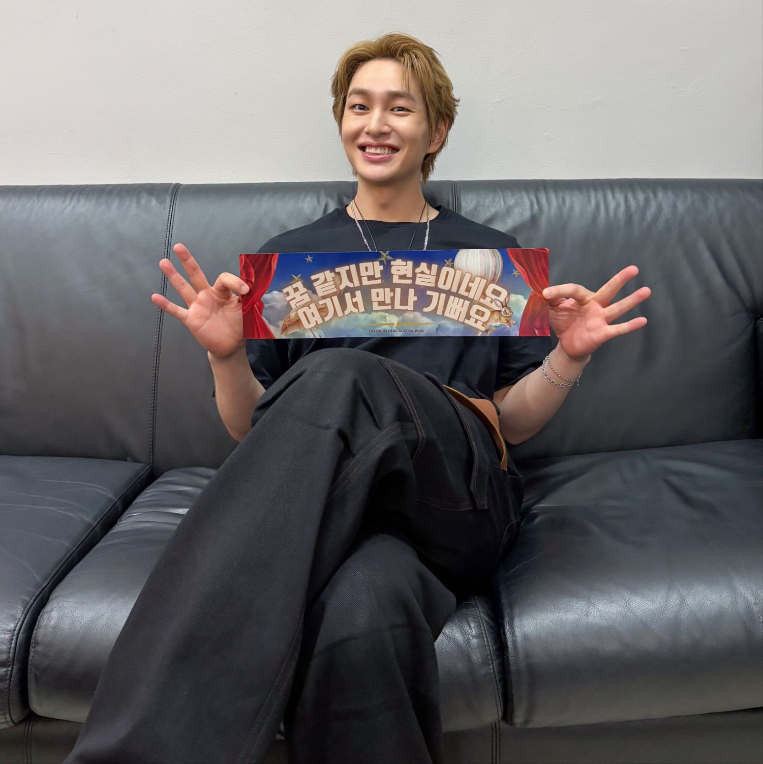 A moment captured by Onew (SHINee)'s fan
