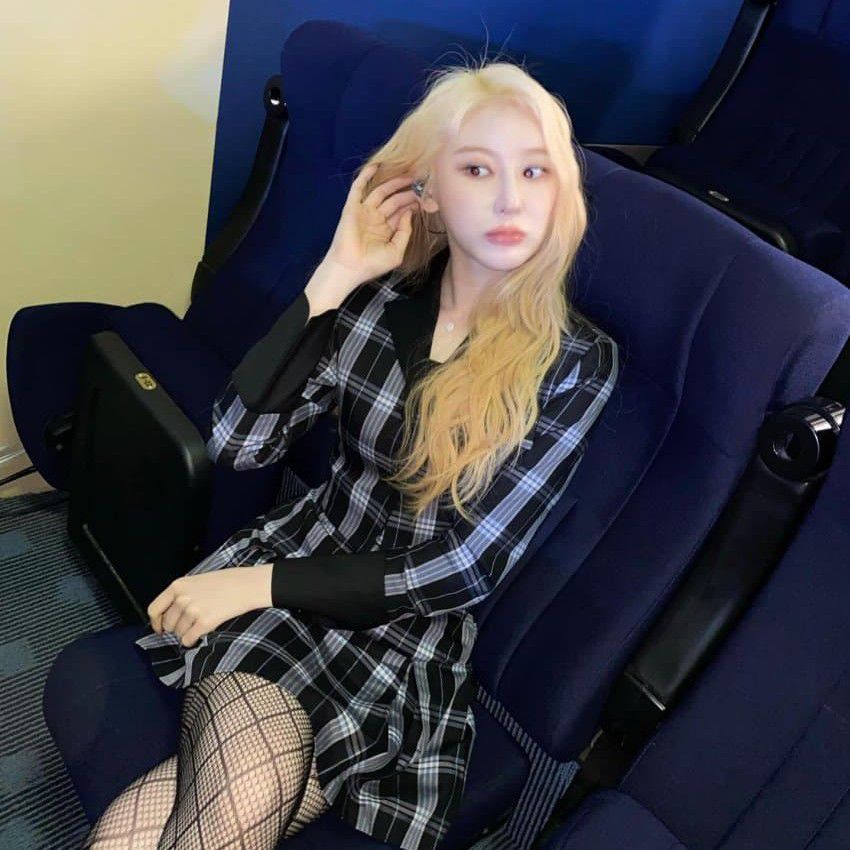 A moment captured by Lee Chaeyeon's fan