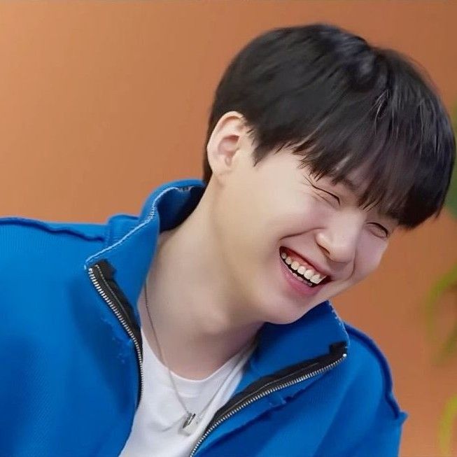 SUGA (防弹少年团)的最新照片