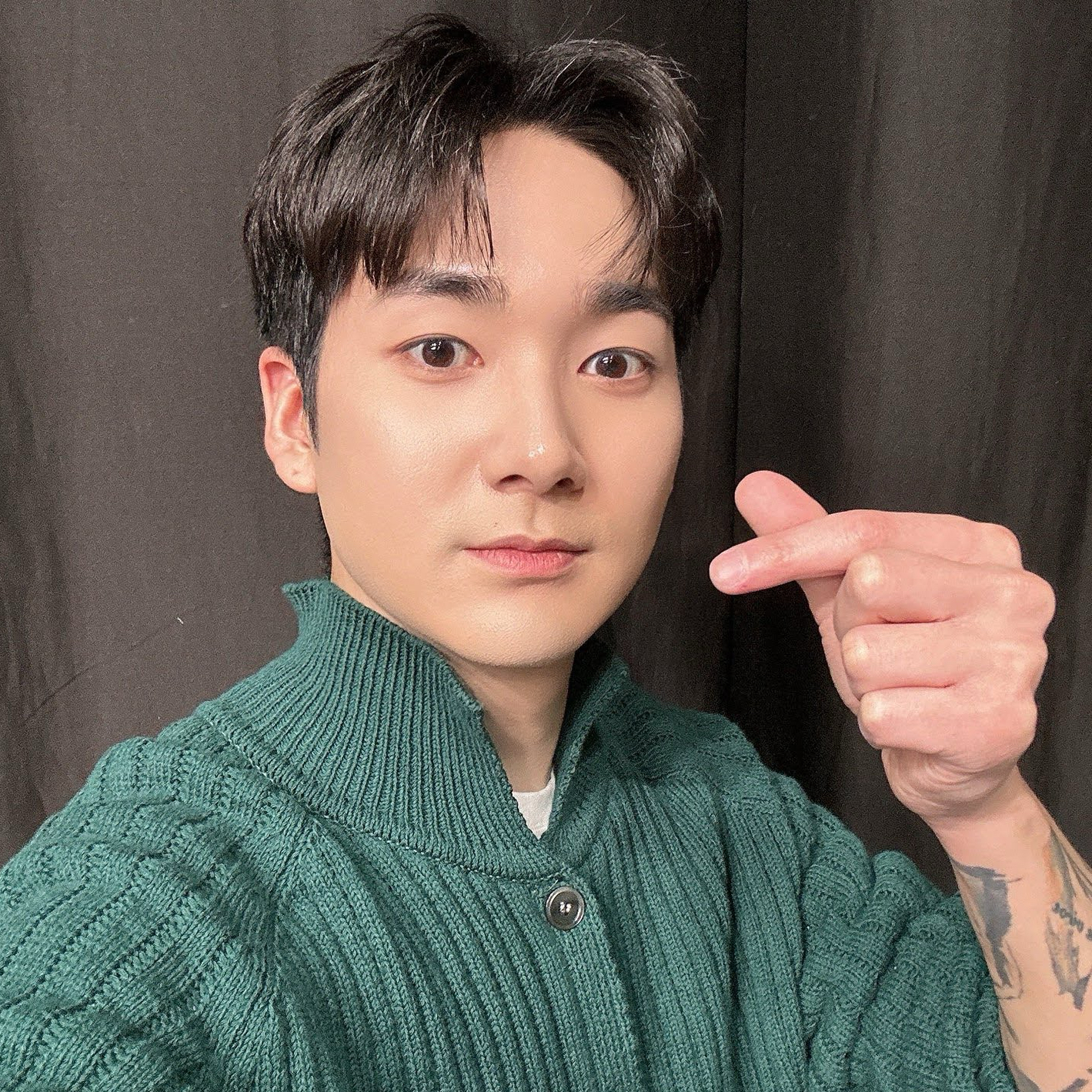 Behind-the-scenes cut of Aron