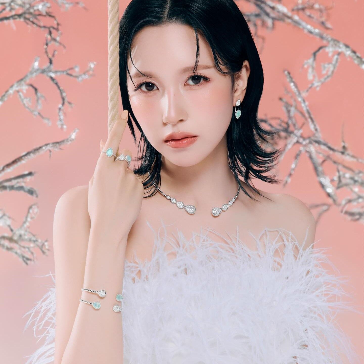 Behind-the-scenes cut of Mina (TWICE)