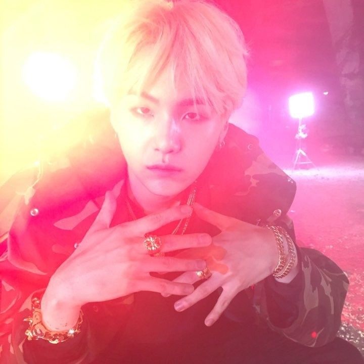 Potret di balik layar SUGA (BTS)