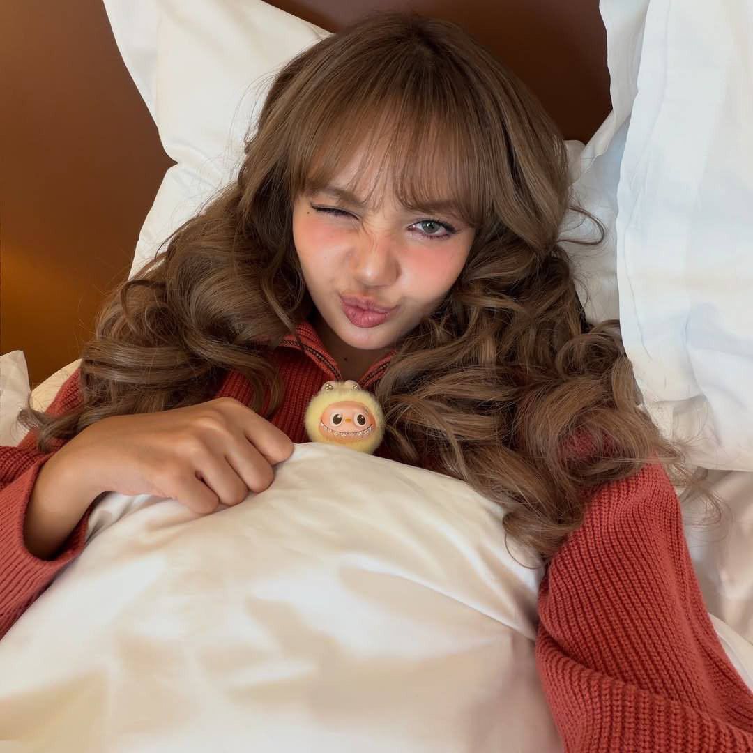 Behind-the-scenes cut of Lisa (BLACKPINK)