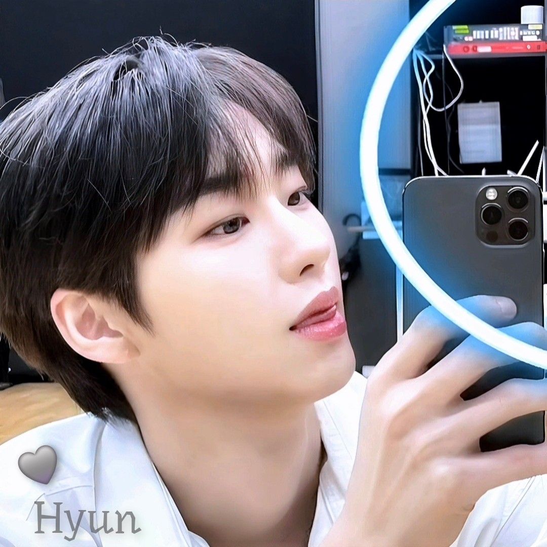 A moment captured by Hyun's fan