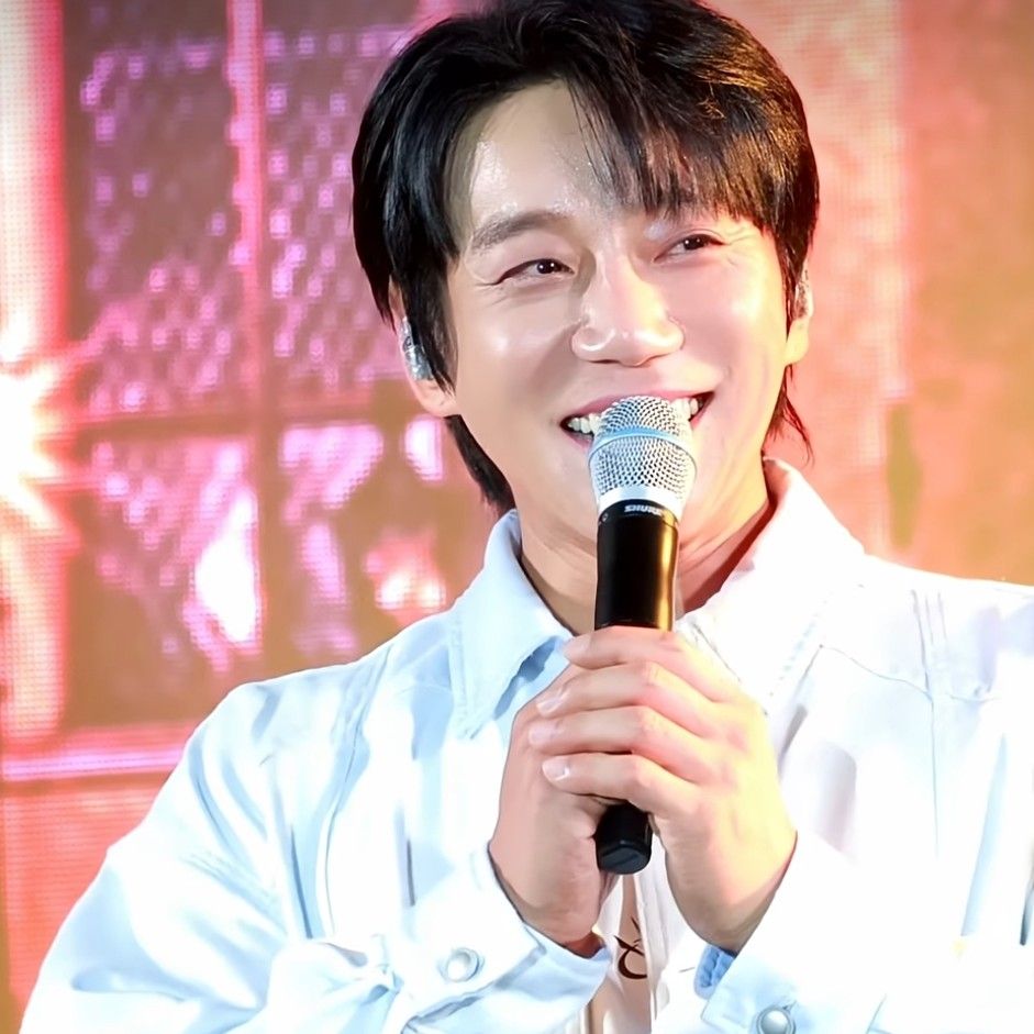 Latest photo of Hwang Chiyeol
