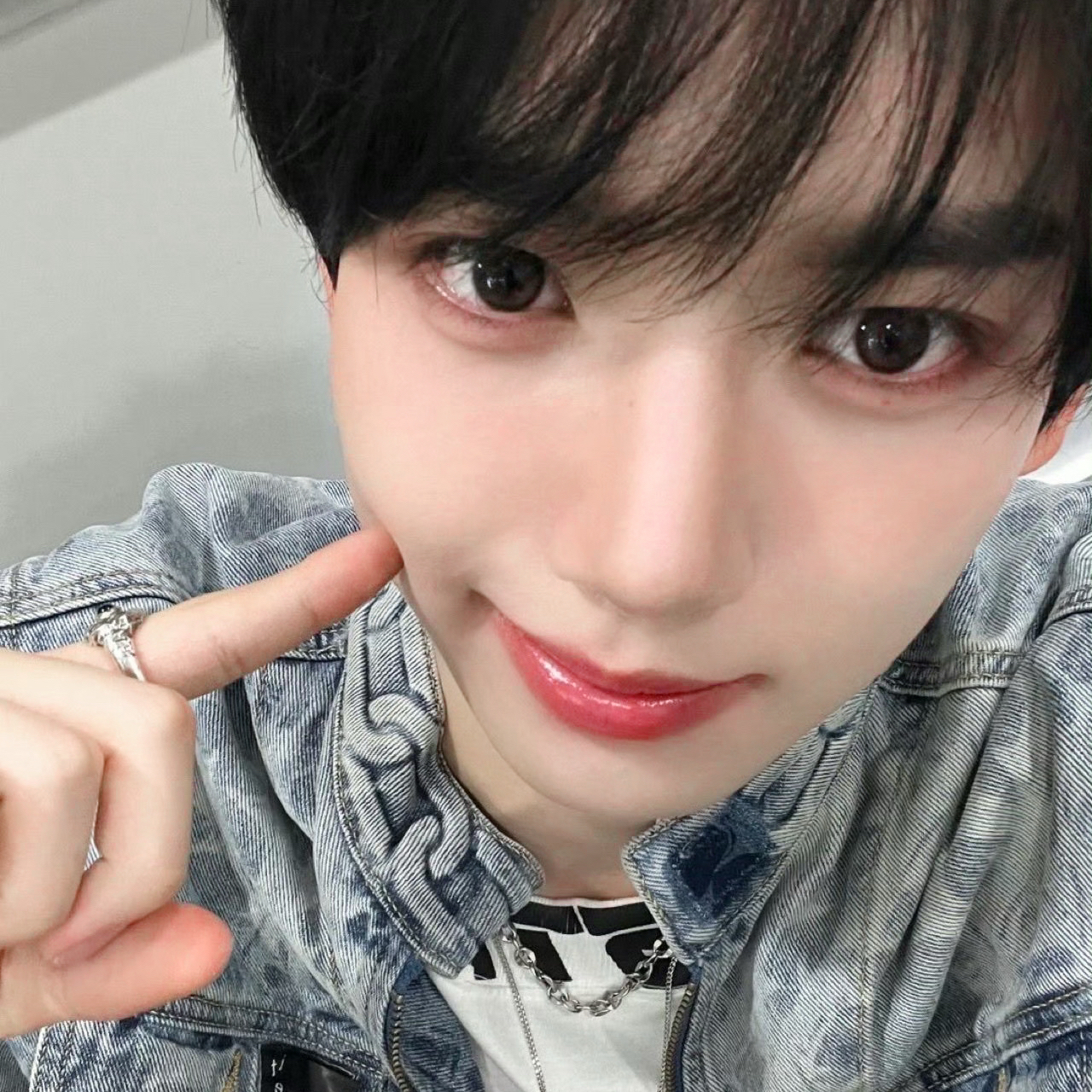 Recent activity shot of Han Yujin (ZEROBASEONE)